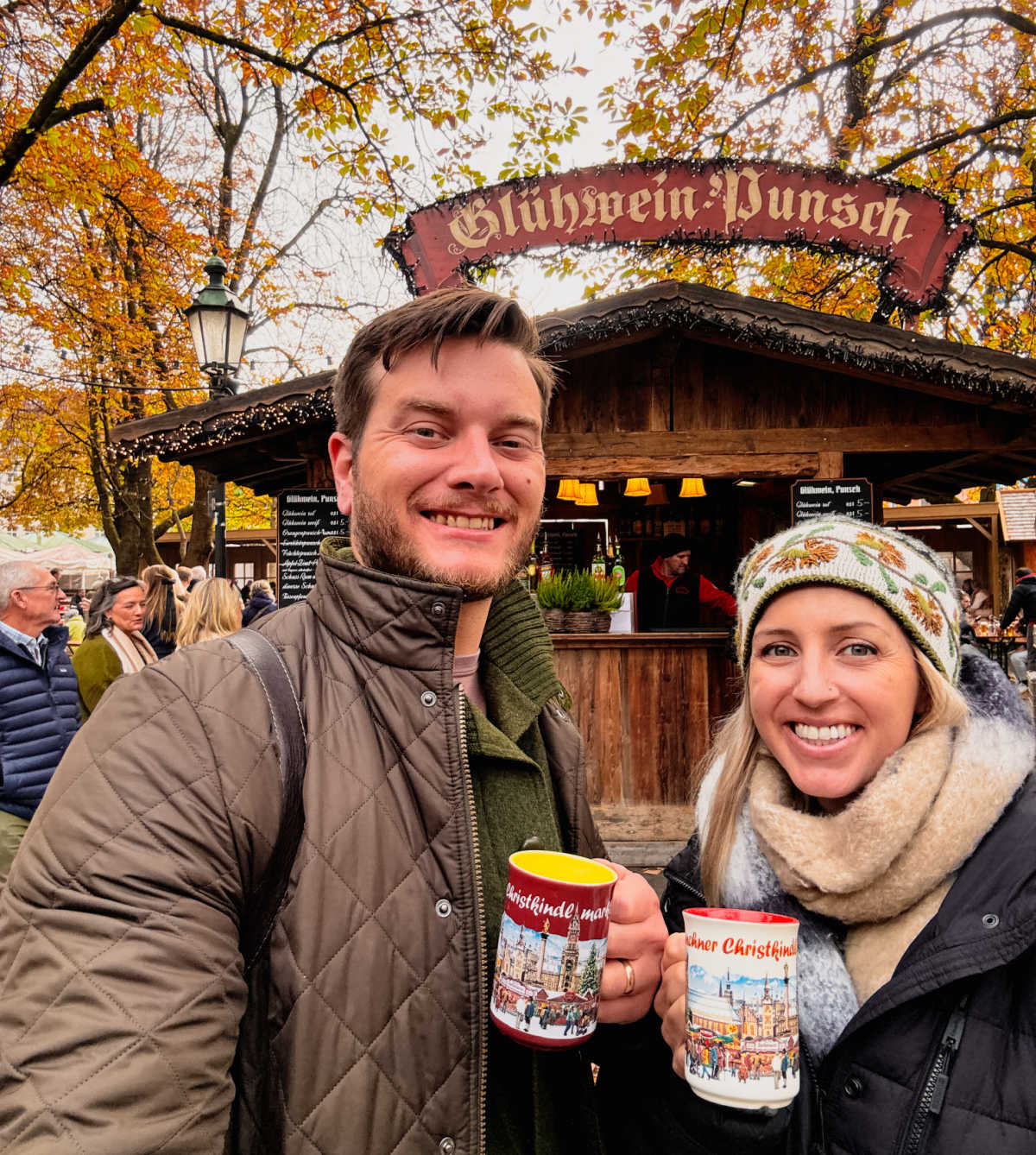 Homme et femme buvant du Glühwein en Allemagne à Munich
