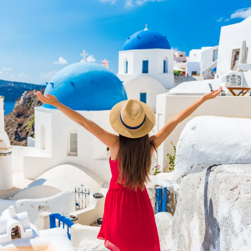 Femme heureuse à Santorin, Grèce