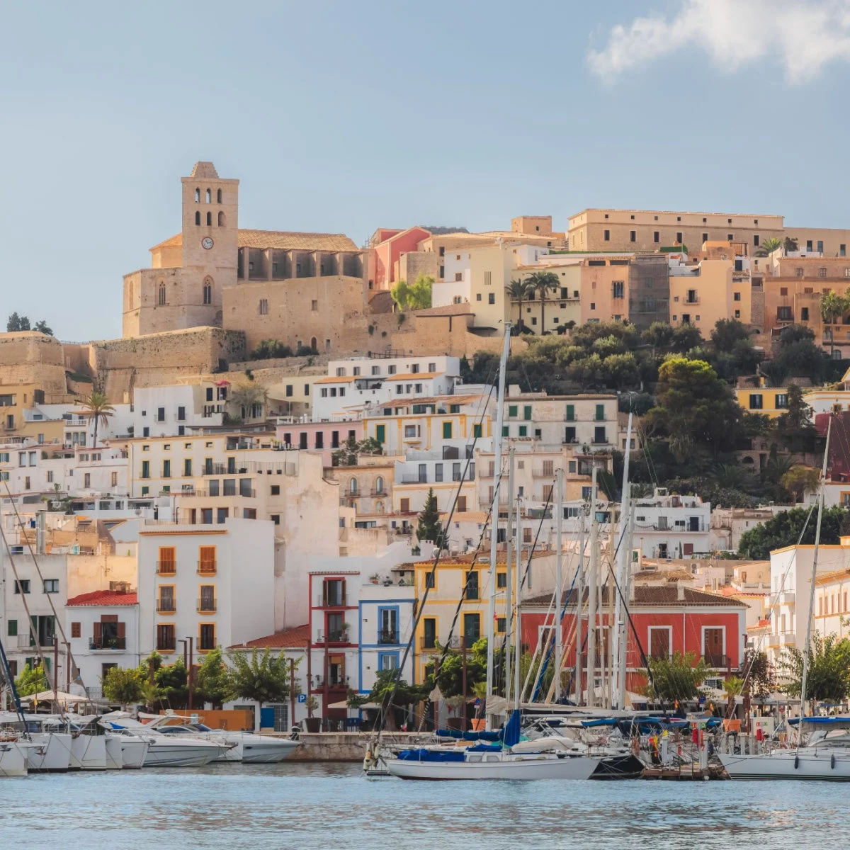 Vue sur le port de la vieille ville historique d'Ibiza