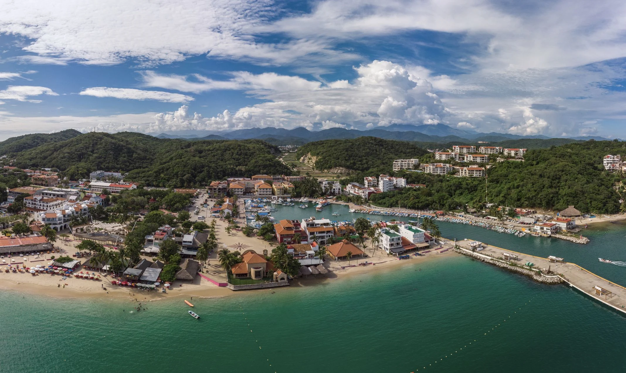 Vue aérienne de la baie de Santa Cruz à Huatulco