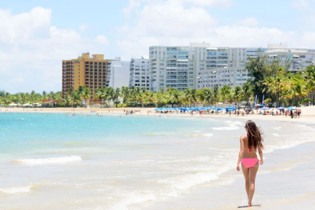 Femme marchant sur la plage à Porto Rico