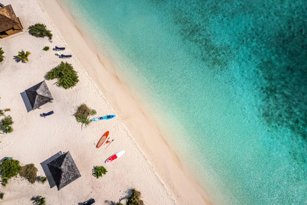 Vue aérienne de haut en bas d'un drone sur la plage de Stocking Island, Great Exuma, Bahamas.