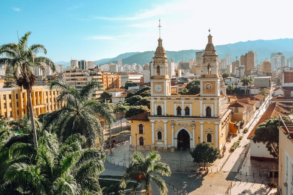 Cathédrale de Bucamaranga entourée de gratte-ciel et de montagnes