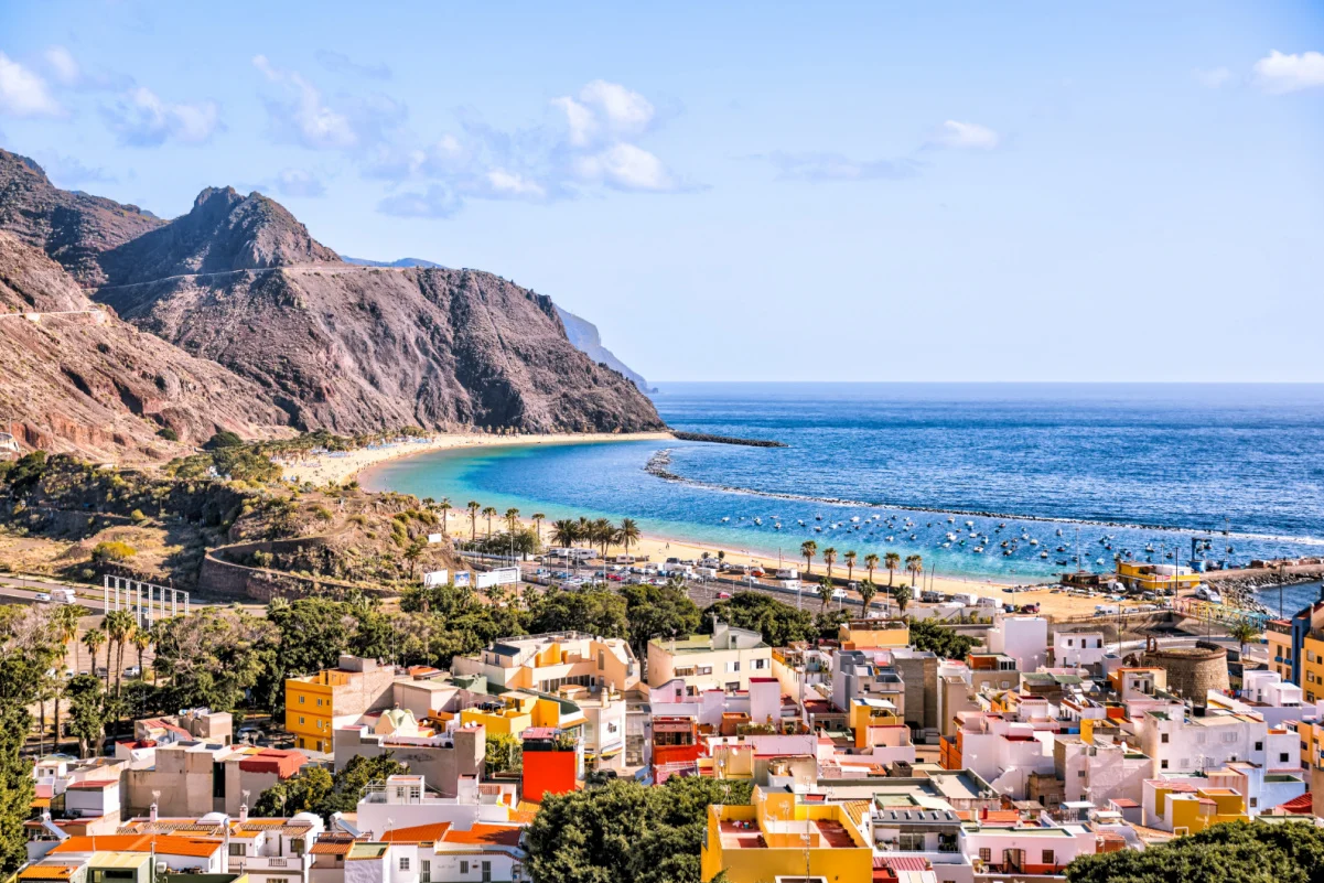 Vues aériennes de la ville de San Andres et des plages de Playa de las Teresitas sur l'île de Tenerife dans les îles Canaries espagnoles