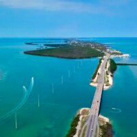 Cette autoroute de 113 milles est l&rsquo;une des plus belles du pays, avec des eaux turquoise, des plages cachées et des parcs d&rsquo;État