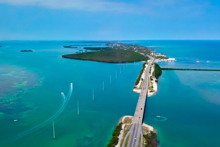 Cette autoroute de 113 milles est l&rsquo;une des plus belles du pays, avec des eaux turquoise, des plages cachées et des parcs d&rsquo;État