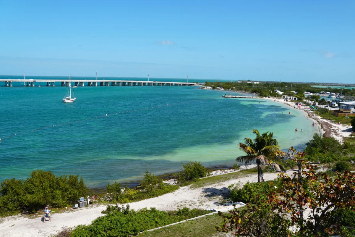La vue aérienne de l'eau bleue cristalline près de la plage du parc national Bahia Honda, Big Pine Key, Floride, États-Unis