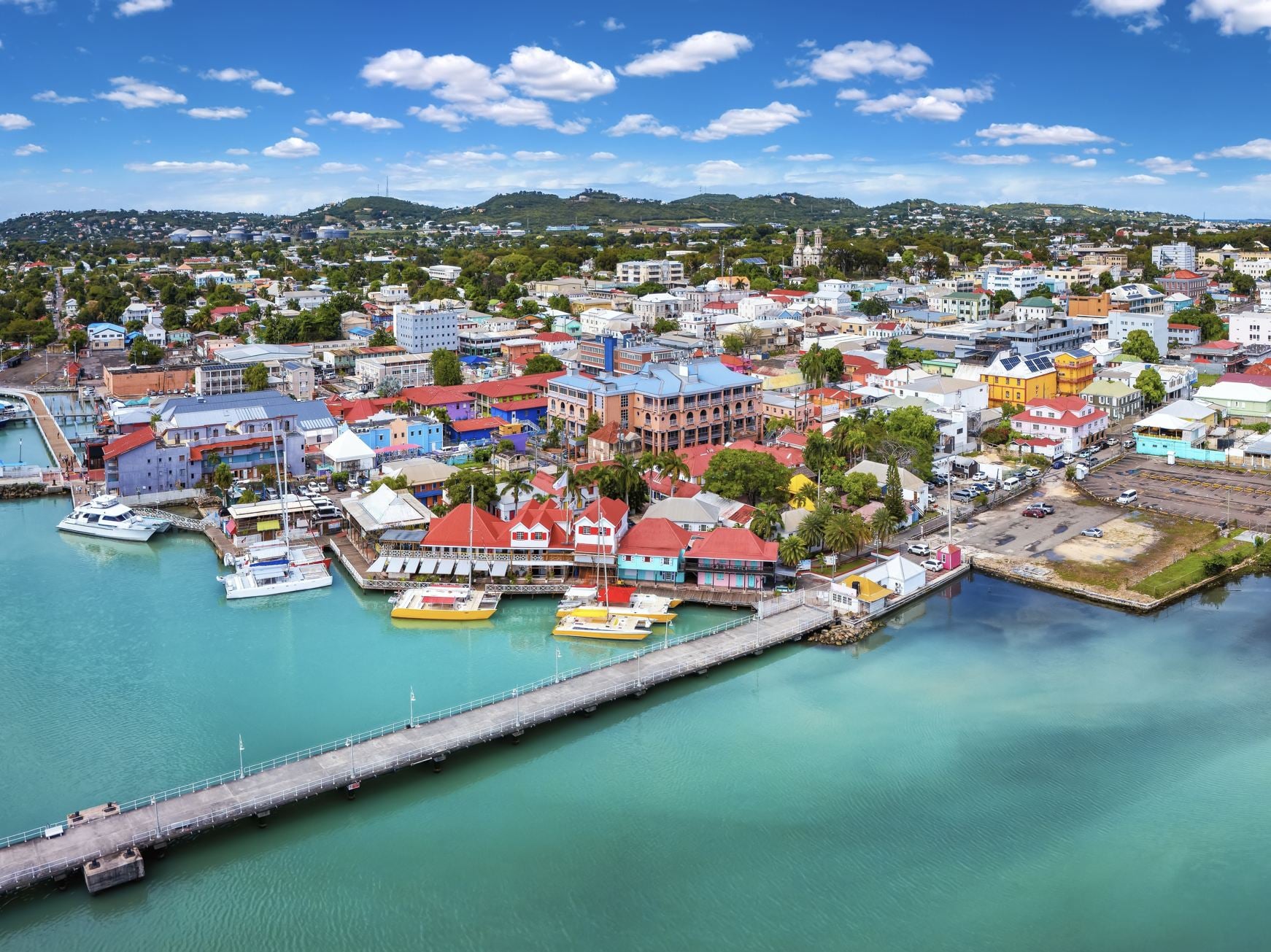 Vue aérienne panoramique de St. Johns, capitale de l'île d'Antigua-et-Barbuda, mer des Caraïbes, avec Redcliffe et Heritage Quay