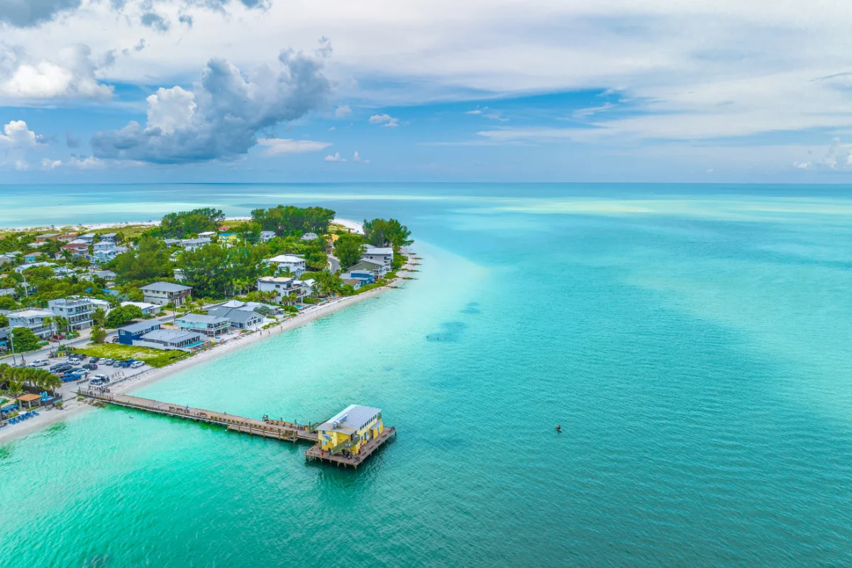 Vue aérienne d'un quai de pêche sur Holmes Beach, sur l'île Anna Maria en Floride.