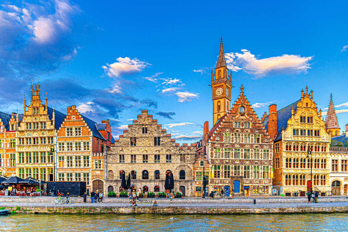 Cette ville belge sous-estimée avec ses châteaux, ses canaux et ses brasseries du XIIe siècle est la nouvelle escapade européenne préférée des Américains