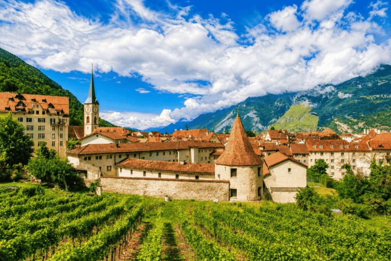 La plus vieille ville de Suisse comprend une vieille ville sans voiture, des restaurants alpins à 20 $ et un accès fluide au train