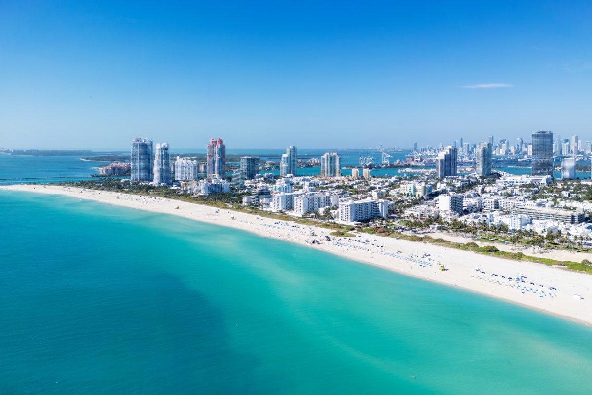 Miami Beach sur ciel bleu. Vue aérienne de l'horizon. Ville de Miami. Scène tropicale de Miami. Vue du ciel du quartier de Miami. Célèbre bord de mer. Littoral panoramique. Vue panoramique sur la plage sud. Ambiance de vacances d'été.