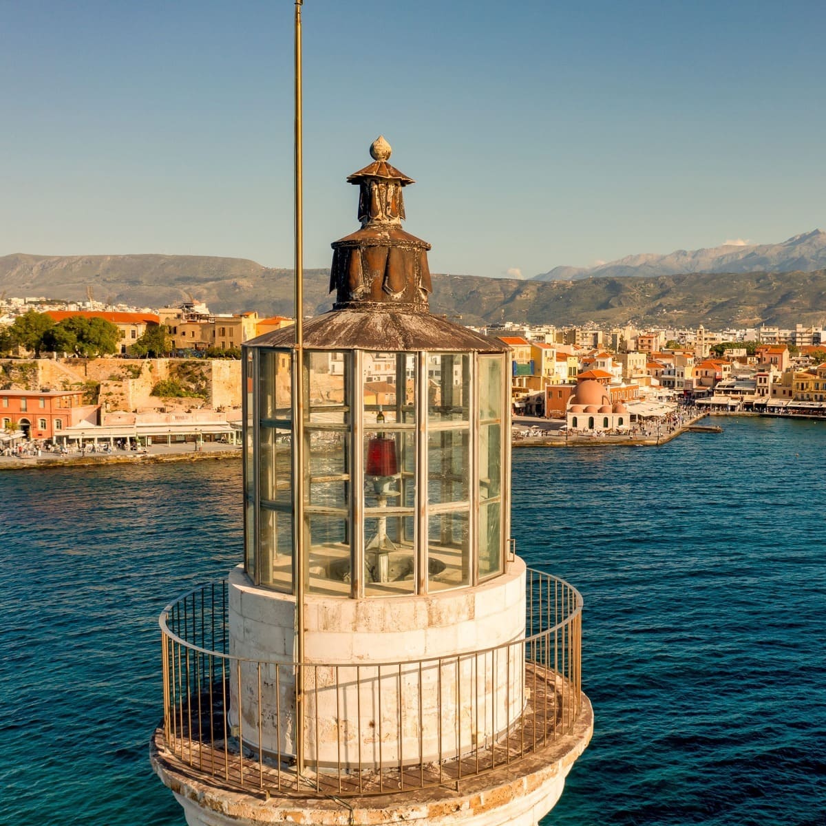 Vue rapprochée du phare historique du XVIe siècle sur le port de La Canée, Crète, Grèce