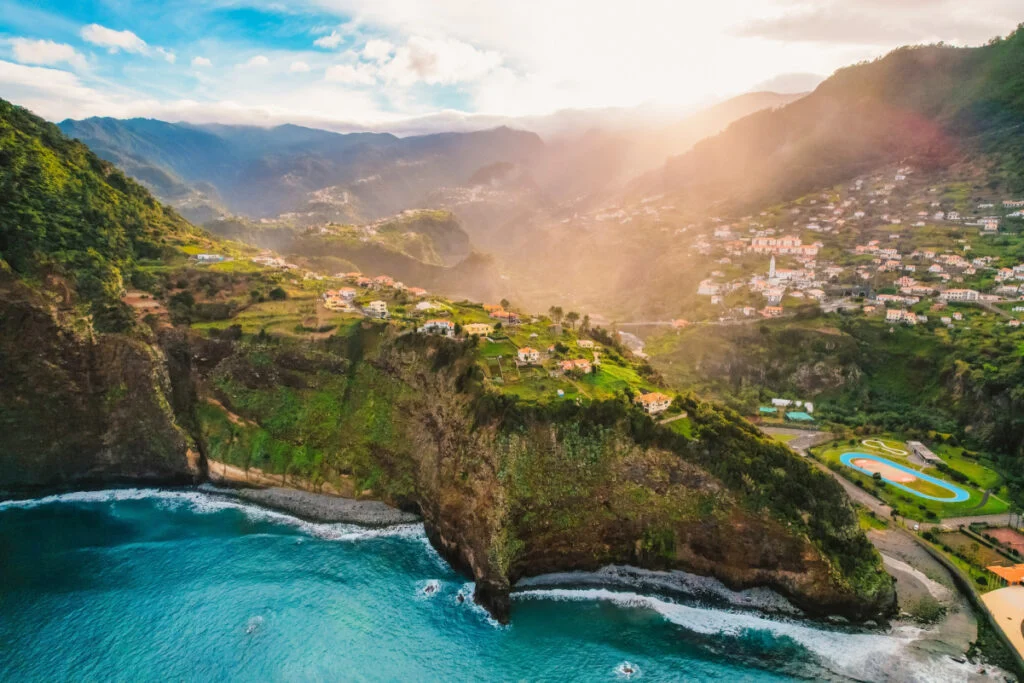 Vue aérienne de l'océan agité avec une immense falaise et des vagues, plage volcanique au point de vue de Guindaste à Faial, Madère, Portugal