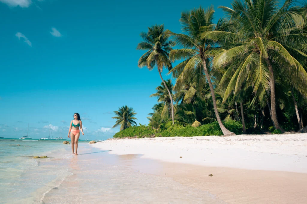 Femme sur la plage des Caraïbes