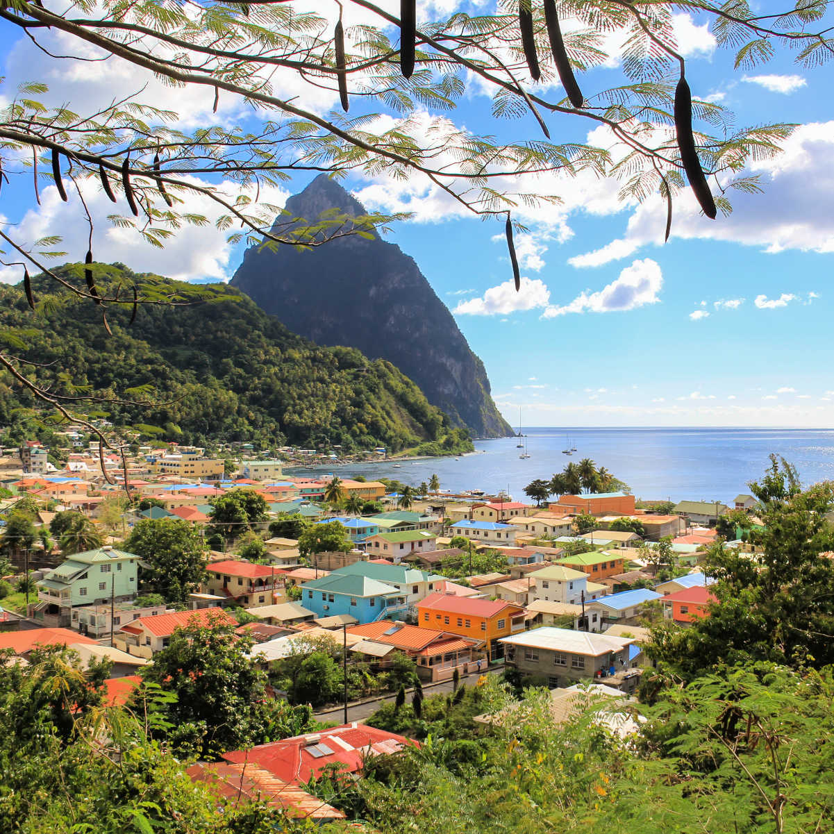 Vue sur le village côtier de Soufrière, une destination incontournable sur la côte ouest de Sainte-Lucie, dans les Caraïbes