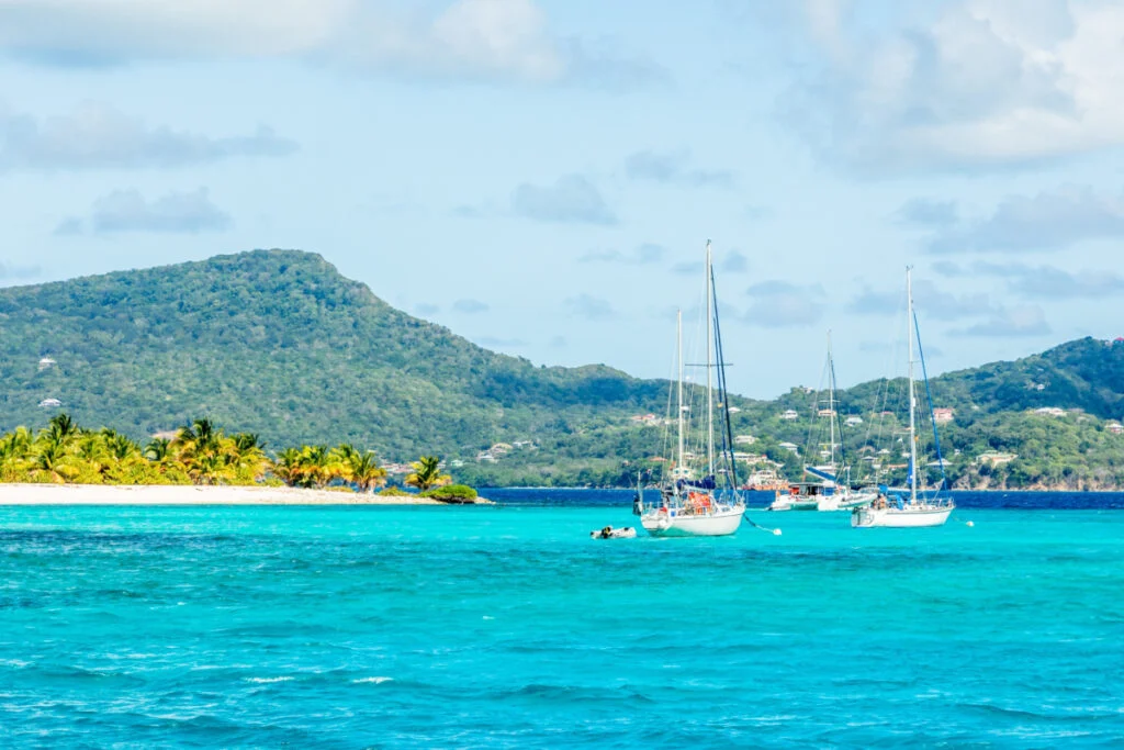 Mer turquoise et yachts ancrés près de l'île de Carriacou, Grenade, mer des Caraïbes