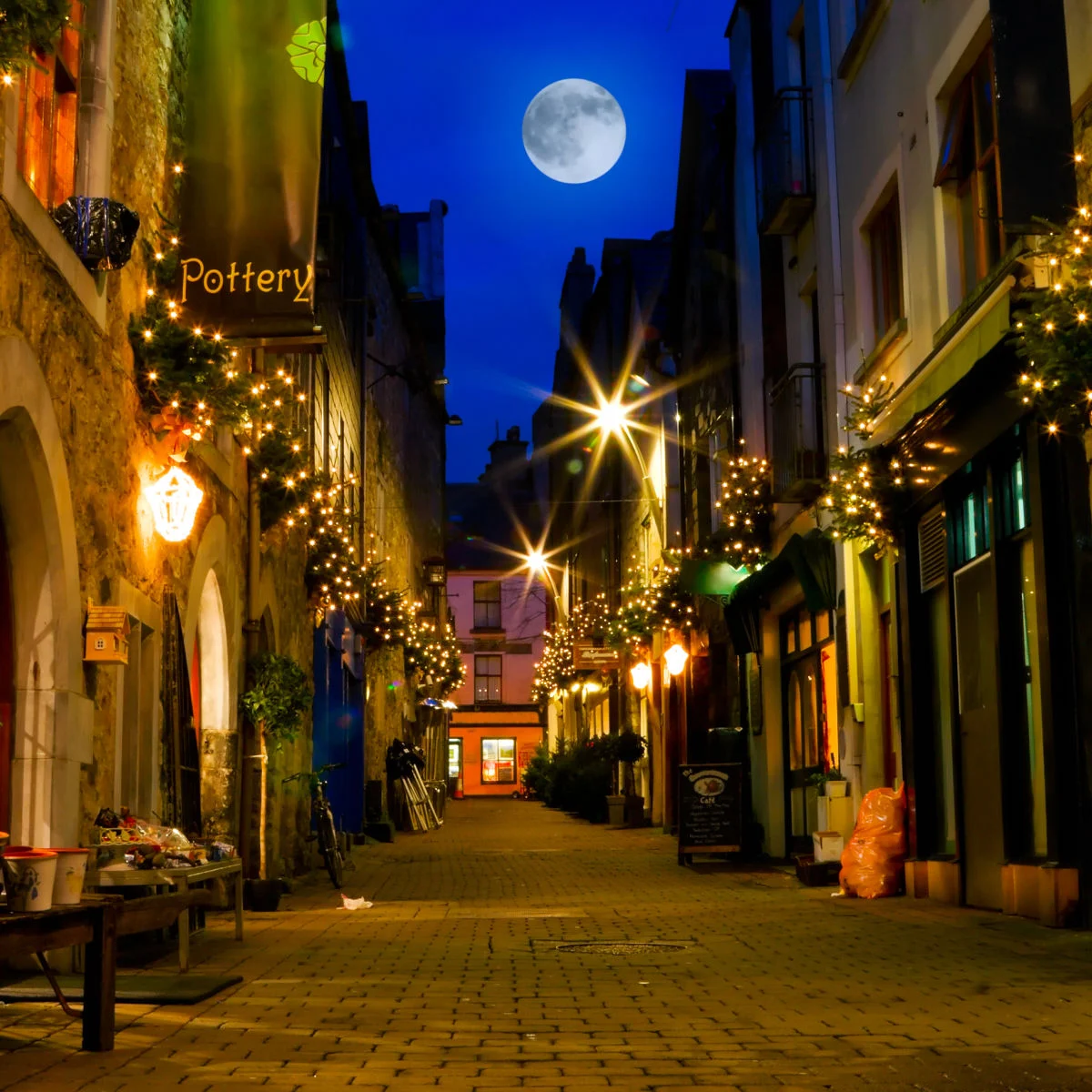 Rue historique éclairée par la lune à Galway, Irlande