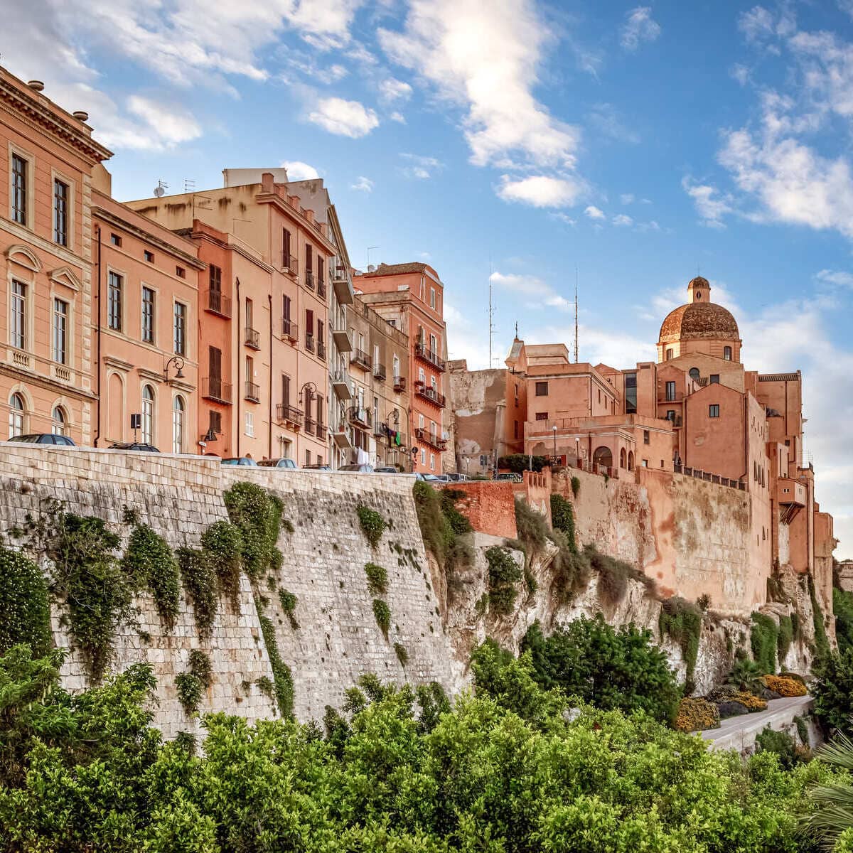 Bâtiments historiques dans le quartier de Castello au sommet d'une colline à Cagliari, Sardaigne, Italie