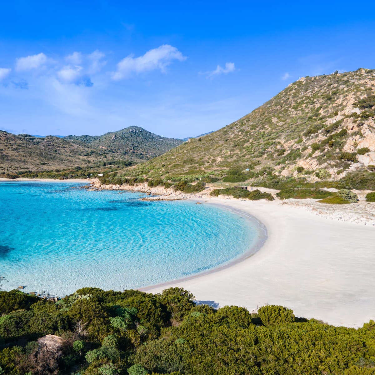Plage de sable blanc et eaux turquoise à Villasimius, Sardaigne, Italie