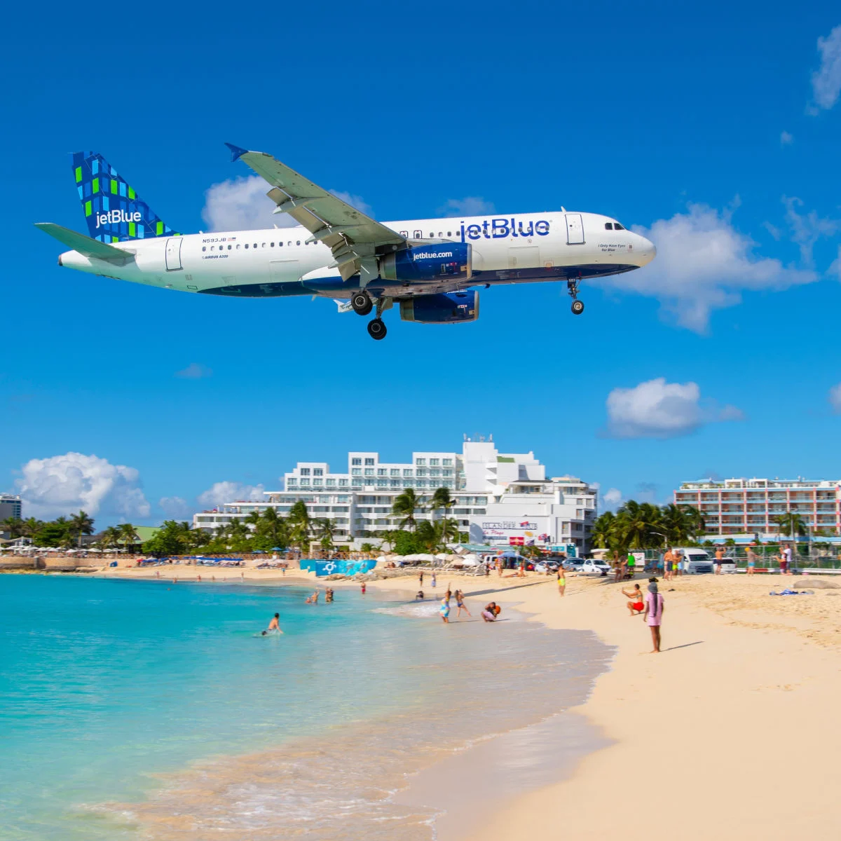 JetBlue vole à basse altitude à Saint-Martin