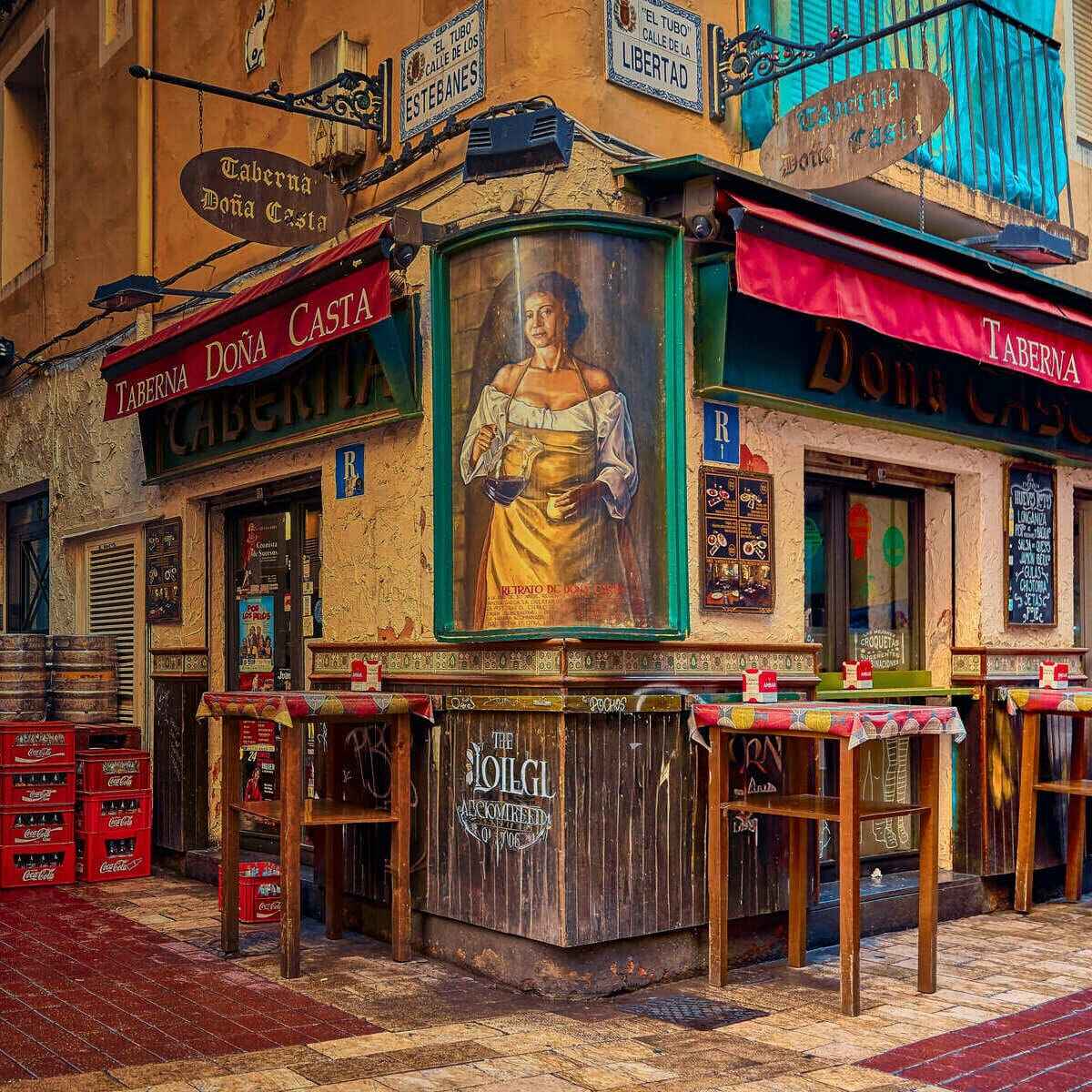 Taberna pittoresque photographiée dans le centre-ville de Saragosse, Espagne