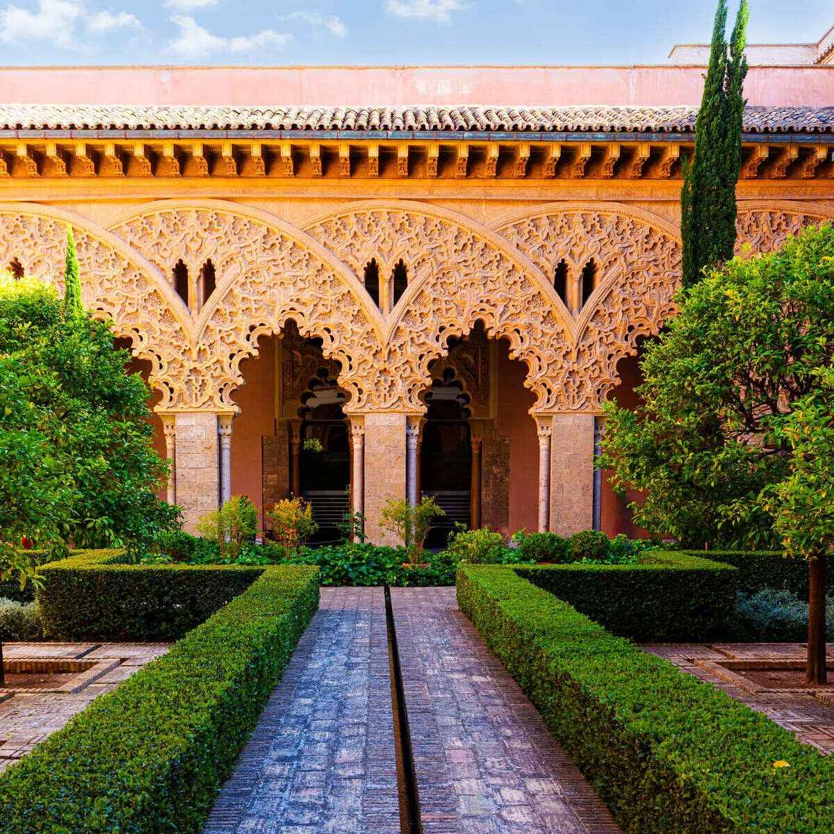 Cour richement détaillée du palais de l'Aljaferia de l'ère musulmane à Saragosse, Espagne