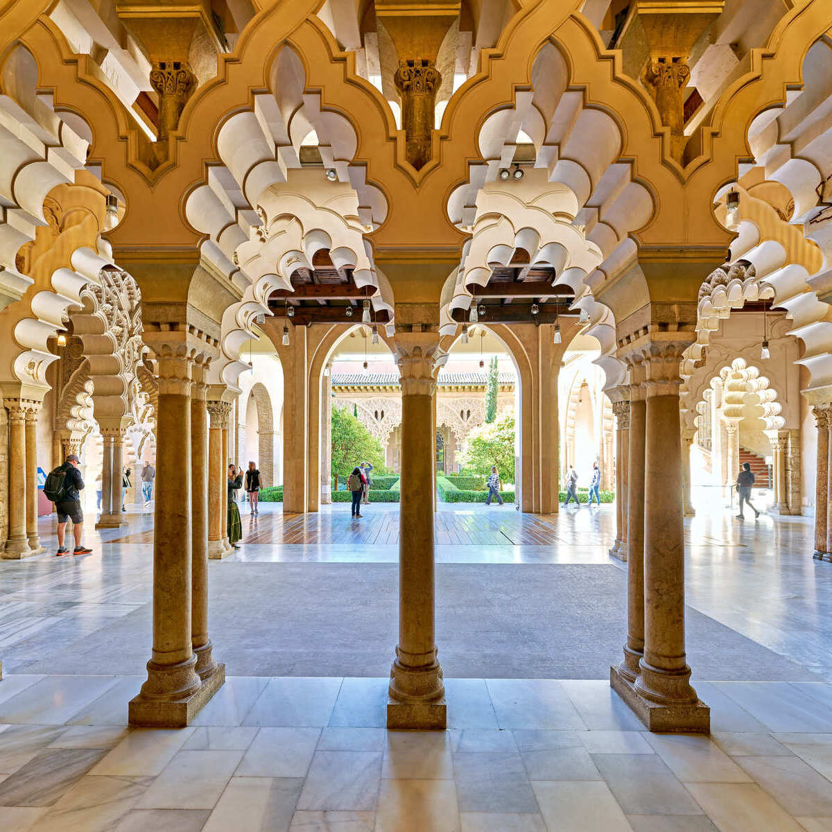 Colonnes ornées du palais de l'Aljaferia de l'ère musulmane à Saragosse, Espagne