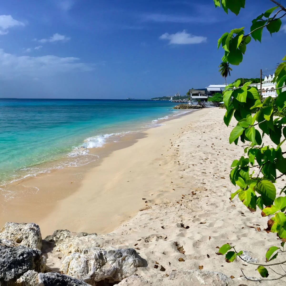 L'une des nombreuses plages de sable blanc avec un océan turquoise dans la ville de Speightstown, située sur la côte ouest de l'île de la Barbade, dans les îles des Caraïbes