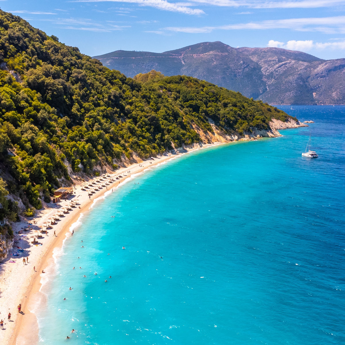 Vue aérienne de la plage paradisiaque de Gidaki sur l'île d'Ithaque ou Ithaque dans la mer Ionienne dans la mer Méditerranée de Grèce