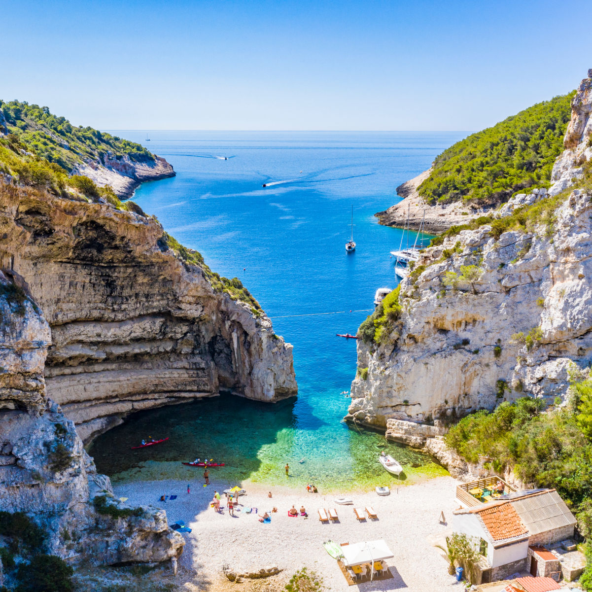 Vue aérienne d'une belle plage de Stiniva sur l'île de Vis, Croatie