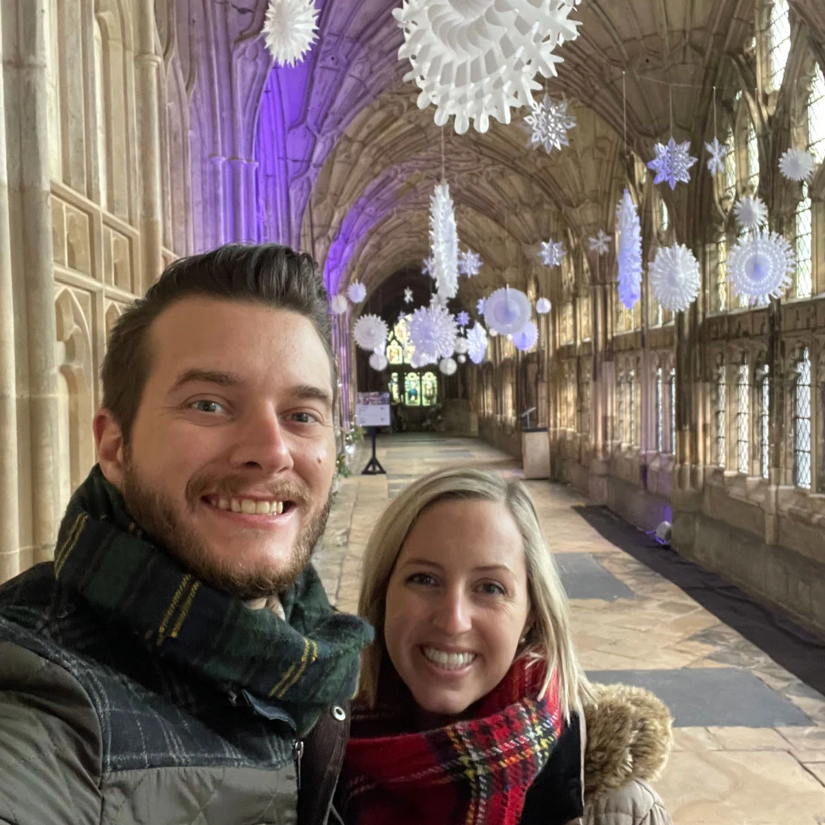 Liz et Tyler Fox dans la cathédrale de Gloucester où ils ont tourné certains films de Harry Potter