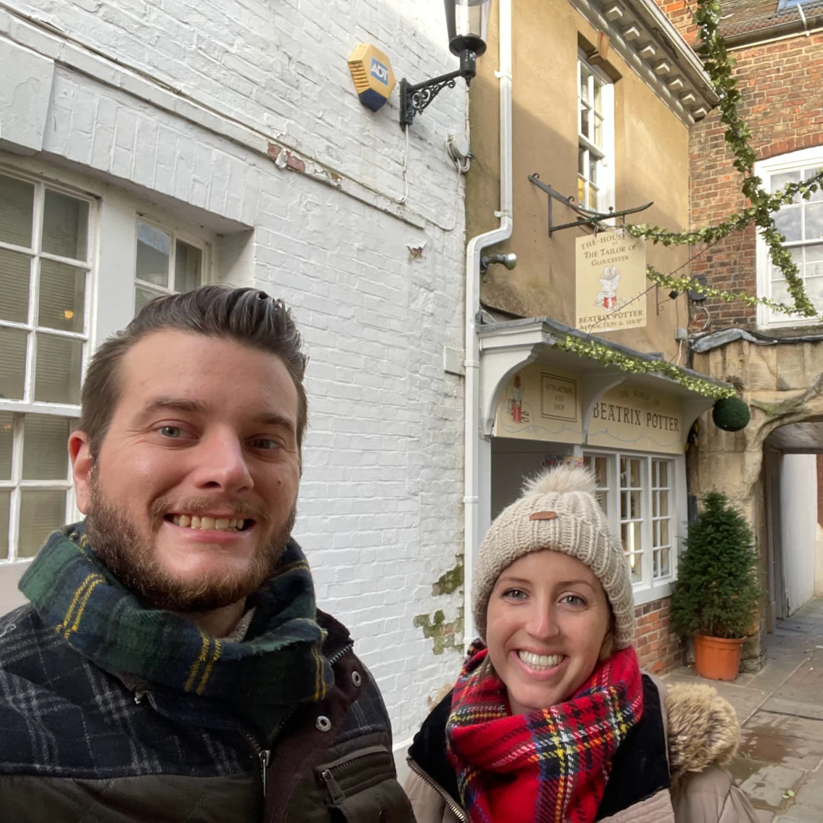Liz et Tyler Fox devant la maison Tailor of Gloucester
