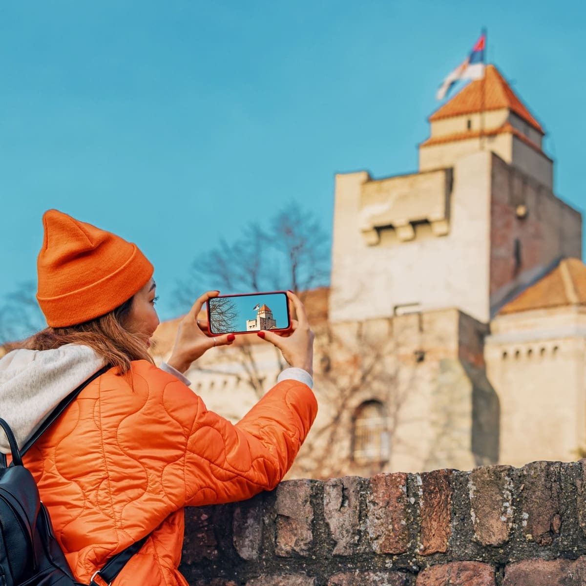 Une touriste prenant une photo de Kalemagdan, une ancienne forteresse de Belgrade, en Serbie