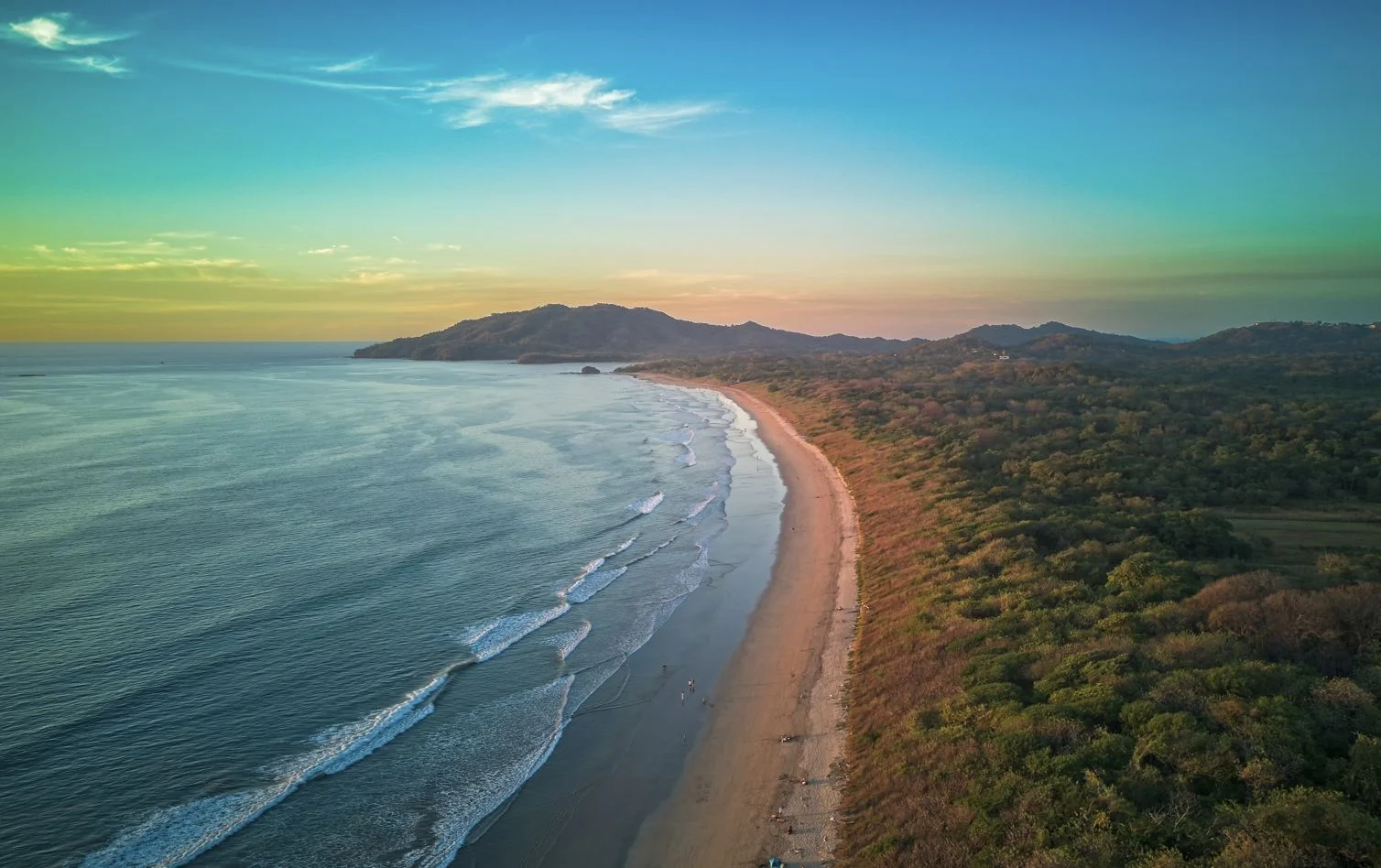 Vue aérienne du coucher de soleil sur la plage Playa Grande Guanacaste Costa Rica