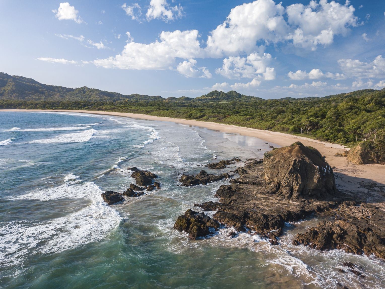 Playa Grande, Guanacaste, Costa Rica - Prise de vue aérienne par drone d'une grande plage tropicale avec de gros rochers 
