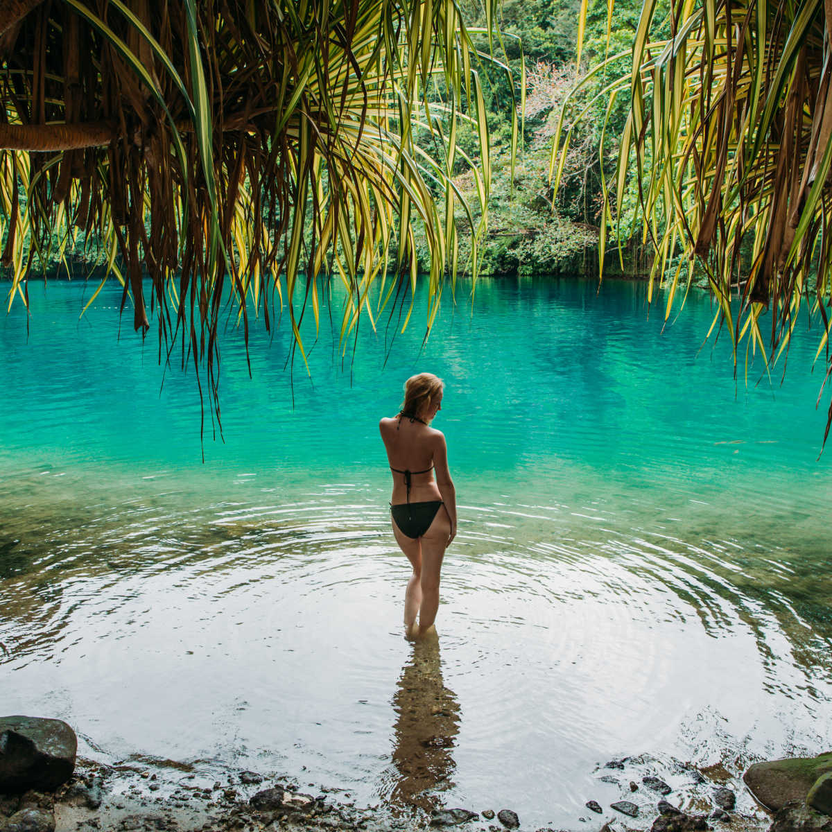 Femme visitant Blue Lagoon - Port Antonio, Jamaïque