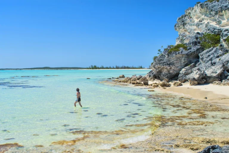 5 îles des Caraïbes surpeuplées que vous devriez éviter cet hiver selon les experts en voyages (et où aller à la place)