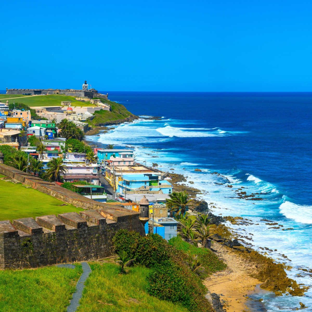 Vagues déferlantes à San Juan, PR