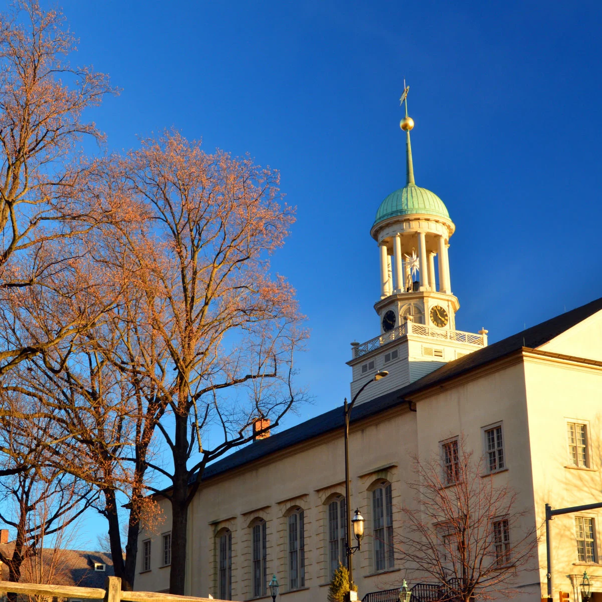 Le grand sanctuaire de l'église centrale morave se dresse au cœur de Bethléem, en Pennsylvanie, et rappelle l'histoire religieuse de la ville.