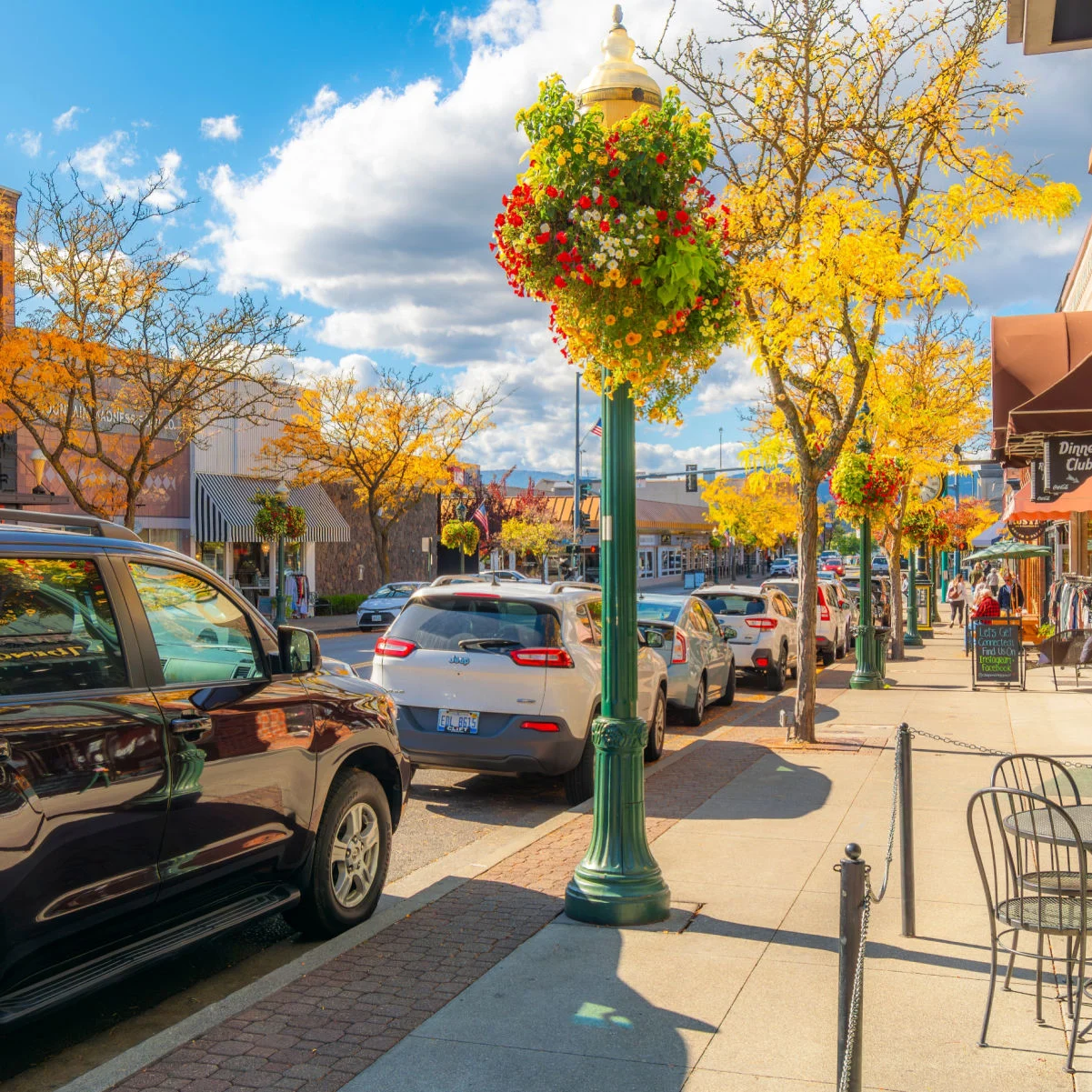 Boutiques et cafés-terrasses sur Sherman Avenue, dans la petite ville au bord du lac de coeur d'Alene, Idaho, à l'automne, dans la région de l'enclave du nord de l'Idaho.