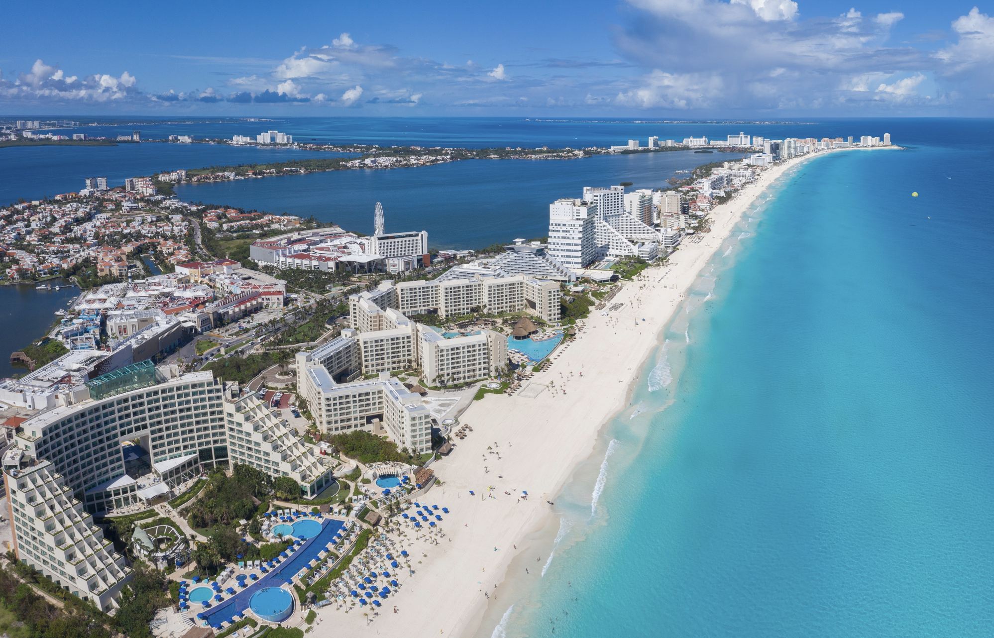 La zone hôtelière classique de Cancun avec plage de sable blanc et eaux turquoise