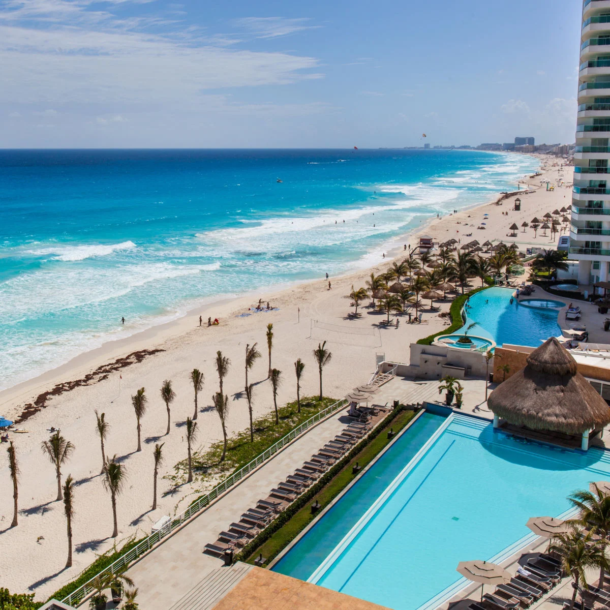 Station balnéaire de Cancun lors d'une journée parfaite à la plage