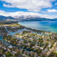 Je viens de visiter la ville lacustre américaine la plus tendance d&rsquo;Expedia avec 300 jours de soleil, des eaux cristallines et des pistes de ski de premier ordre