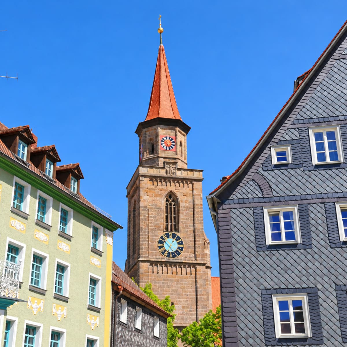 Cathédrale de Furth vue entre les façades historiques de la vieille ville, Furth, Allemagne