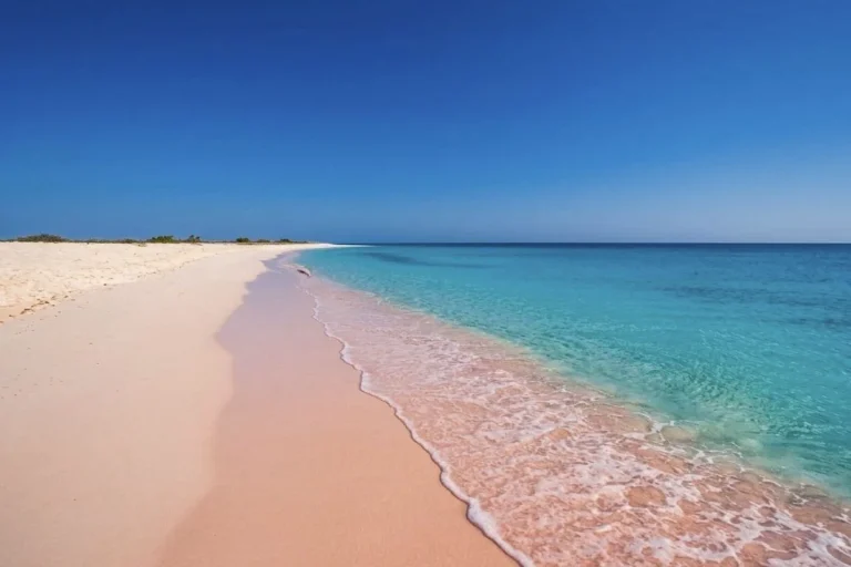 Cette île secrète des Caraïbes anglophones ne compte aucun méga-resort, des baies turquoise sans fin et des scooters à 25 $