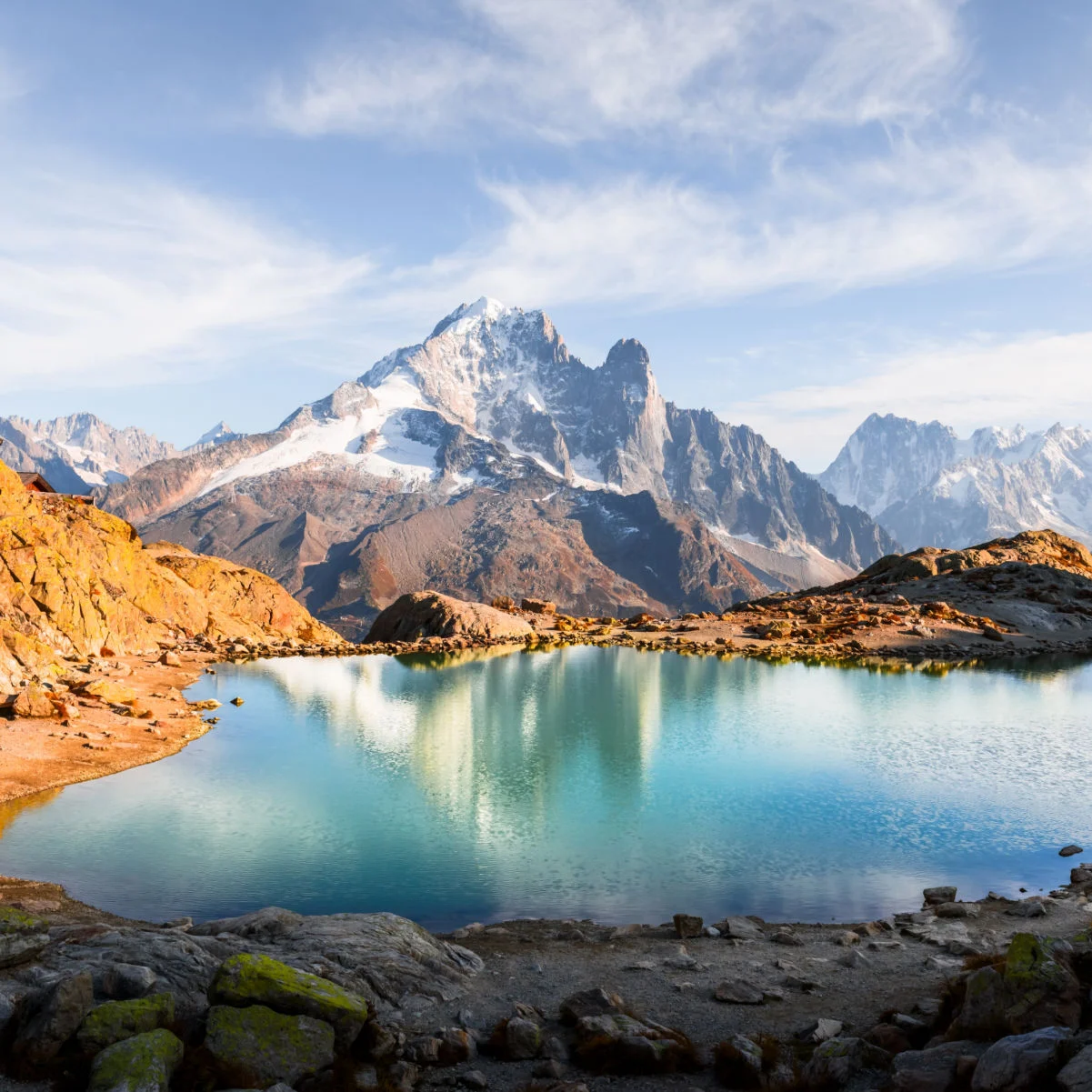 Le Lac Blanc aux eaux cristallines reflète le ciel et la chaîne du Mont Blanc dans les Alpes françaises près de Chamonix. Vue paisible sur le lac alpin avec un superbe miroir de montagne et un paysage serein