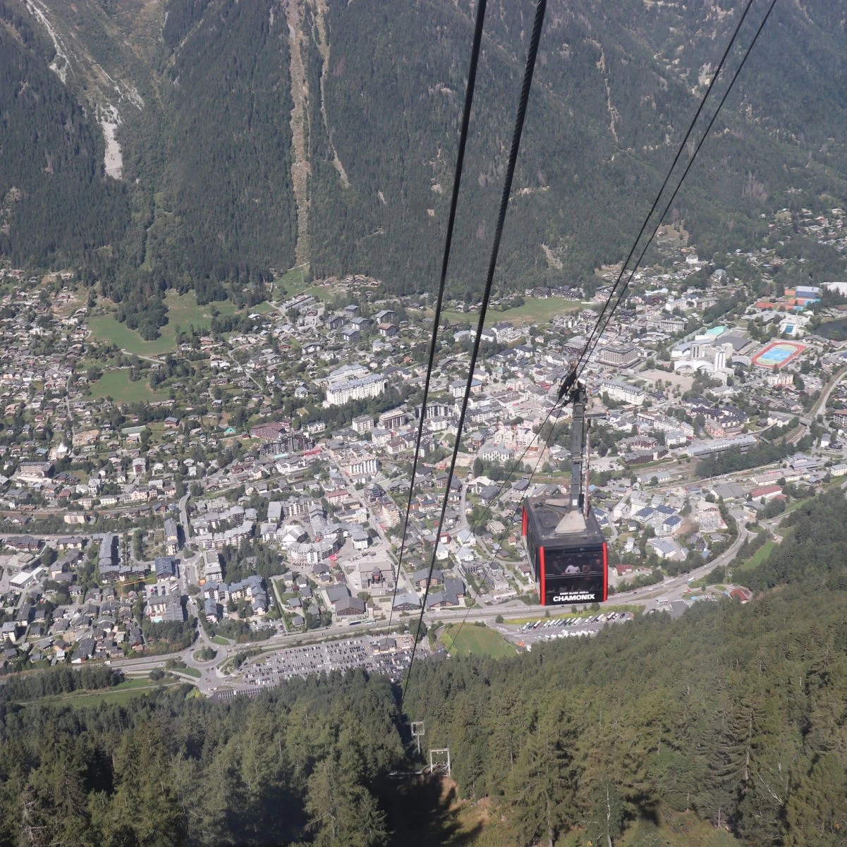 Chamonix vu d'une gondole sur l'Aiguille du Midi