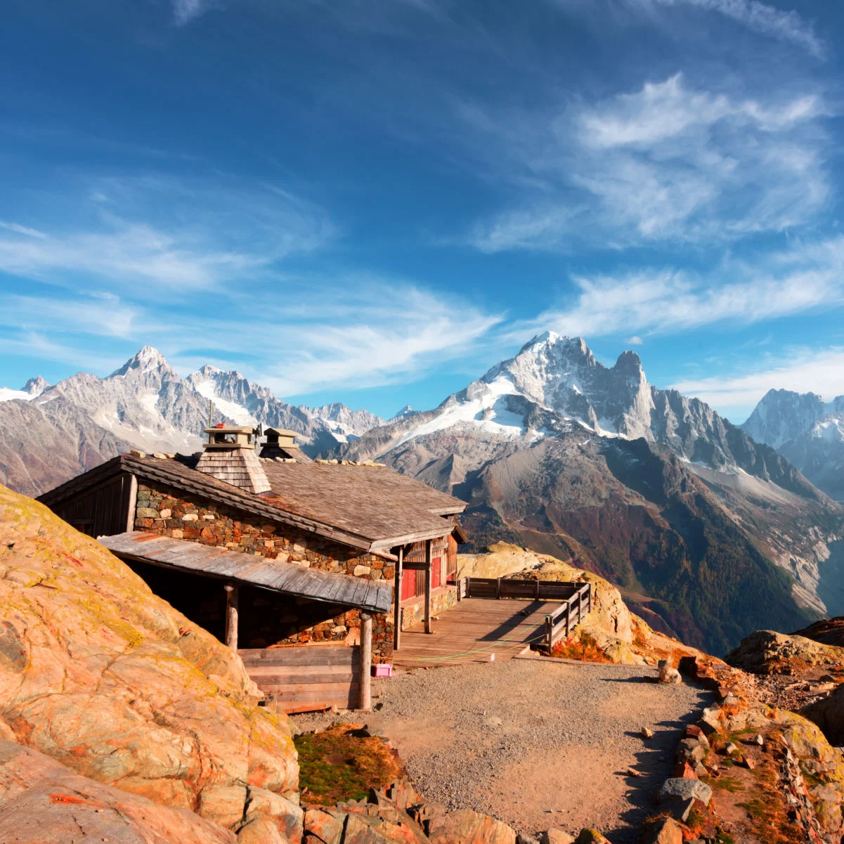 Cabane sur le lac Lac Blanc dans les Alpes françaises. Chaîne de montagnes Monte Bianco en arrière-plan. Réserve Naturelle du Vallon de Bérard, Chamonix, Alpes Grées. Photographie de paysage