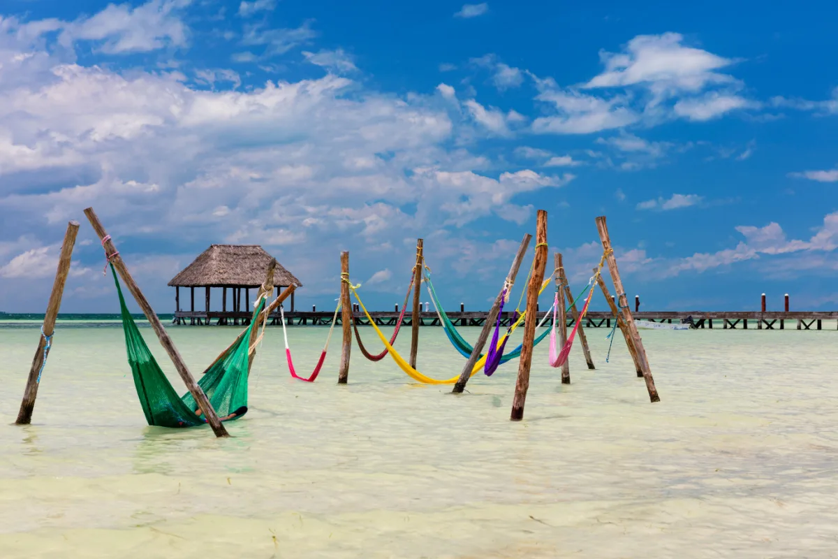 Hamacs-dans-l'eau-sur-une-plage-à-Holbox-Mexique